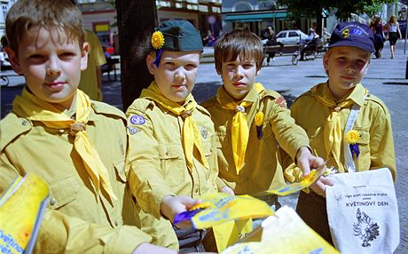 Skauti prodávají luté kvty msíku lékaského na boj s rakovinou (archivní foto z roku 2001)