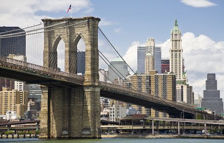 Brooklynský (na snímku) i Manhattanský most vydávají ve dne v noci pekelný rachot. Místní obyvatele to vzruuje.