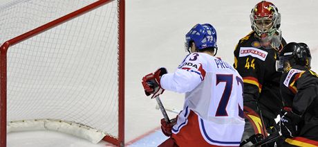 eský hokejista Petr Prcha nejdíve otevel skóre v utkání proti Nmecku, ale pak odeel z ledu s nateklým krkem 