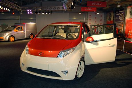Nebývalý zájem se strhl o nový ruský hybridní automobil zvaný ë-mobil. 