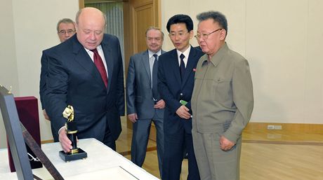 éf ruské rozvdky Michail Fradkov (vlevo) jednal s vdcem KLDR Kim ong-ilem (vpravo).