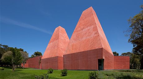 Muzeum s pyramidovými vemi z rudého betonu v portugalském mst Cascais, 2008.