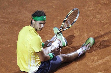 Rafael Nadal v souboji s Novakem Djokovičem.