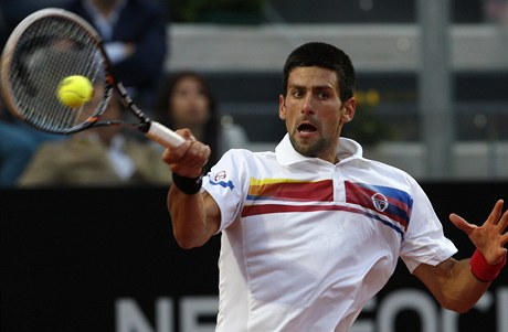 Novak Djokovi v souboji s Rafaelem Nadalem.