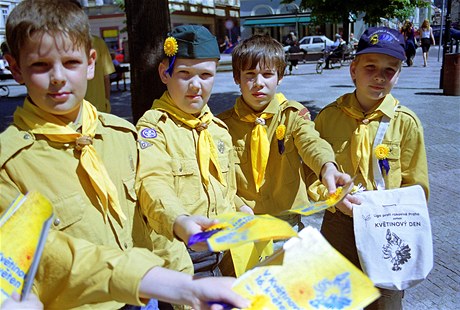 Skauti prodávají žluté květy měsíčku lékařského na boj s rakovinou (archivní foto z roku 2001)