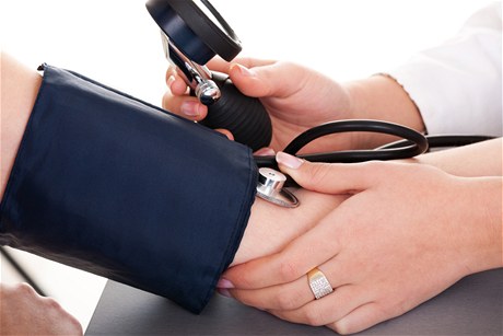 Měření krevního tlaku - ilustrační foto