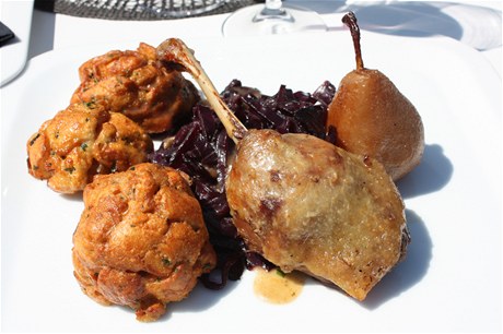 Kachn� konfit pod�van� na �erven�m zel� s ostru�inami, k�upav�m rozmar�nov�m knedl�kem a grilovanou hru�kou