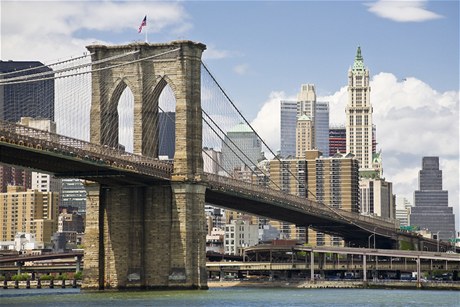Brooklynský (na snímku) i Manhattanský most vydávají ve dne v noci pekelný rachot. Místní obyvatele to vzrušuje.