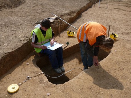 Pi stavb tunelu Blanka na Pranm most v Praze archeologov nalezli vznamn slovansk pohebit.