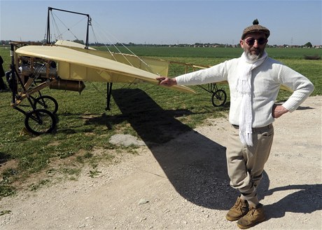 Pilot Petr Mára představil na letišti v Kuněticích na Pardubicku repliku letadla Jana Kašpara