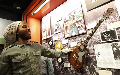 David „Ziggy“ Marley. Syn zesnulého Boba Marleyho zahájil výstavu k 30. výročí jeho smrti. Na snímku s mahagonovou kytarou Gibson Les Paul