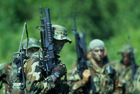 Výcvik. Snímek zachycuje leny komanda Navy SEAL bhem výcvikového drilu, který prý patí k nejnáronjím na svt. 