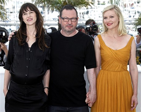 Lars Von Trier s Charlotte Gainsbourgovou (vlevo) a Kirsten Dunstovou