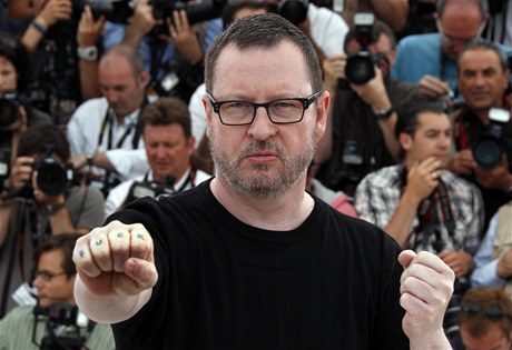 Lars Von Trier se v Cannes objevil s nápisem Fuck na ruce