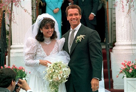 Arnold Schwarzenegger s manželkou Marií na svatebním snímku s roku 1986.