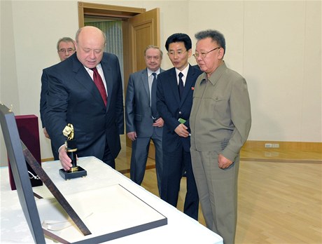 éf ruské rozvdky Michail Fradkov (vlevo) jednal s vdcem KLDR Kim ong-ilem (vpravo).