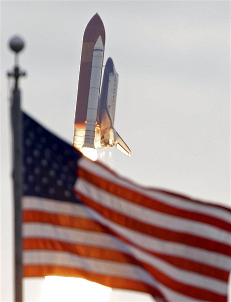 Pohled na raketopln s popedm americk vlajky.