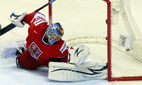 Ondej Pavelec inkasuje tetí branku.