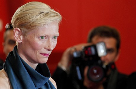 Tilda Swinton na filmovém festivalu v Cannes