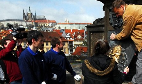 Demontá reliéfu z podstavce sochy Jana Nepomuckého