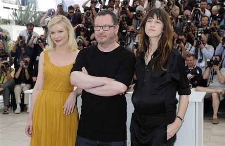 Lars von Trier s Kirsten Dunstovou a Charlottou Gainsbourgovou pi uveden filmu