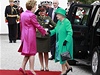 Královna Albta se zdraví s irskou prezidentkou Mary McAleese.