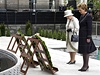 Královna Albta a irská prezidentka McAleeseová poloily vnec u památník za padlé v boji za svobodu zem.  