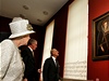 Královna, princ Philip a dkan Trinity College John Hegarty si prohlíí portrét královny Viktorie.