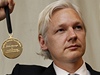 Julian Assange pebírá cenu australské mírové nadace