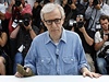 Reisér Woody Allen obklopený fotografy