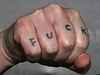 Lars Von Trier se v Cannes objevil s nápisem Fuck na ruce