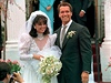 Arnold Schwarzenegger s manelkou Marií na svatebním snímku s roku 1986.