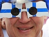 Fanouek s brýlemi v podob finských vlajeek.
