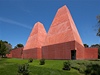 Muzeum s pyramidovými vemi z rudého betonu v portugalském mst Cascais, 2008.