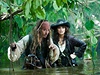Piráti z Karibiku: na vlnách podivna (Johnny Depp a Penélope Cruzová).