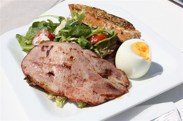 Obrovský p�edkrm. Salát s makrelou a kachním vejcem