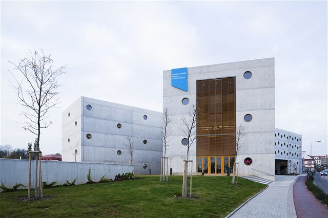 Knihovna v pdorysném tvaru písmene X ovládá své okolí. e se jedná o dleitou instituci, podtrhují i kvalitn navrené a upravené pedprostory stavby. 