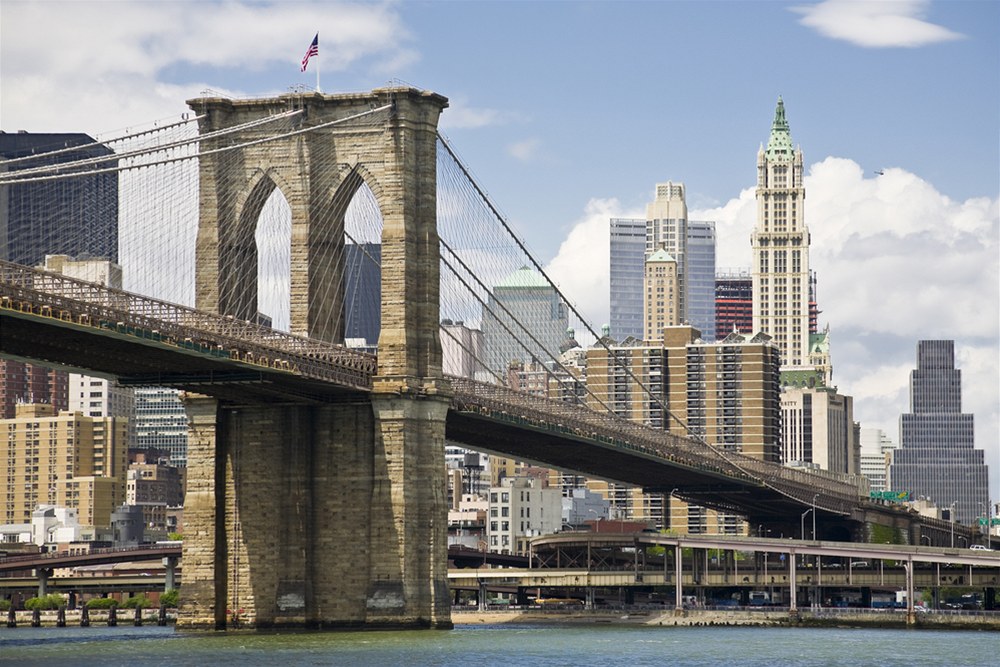 Brooklynský (na snímku) i Manhattanský most vydávají ve dne v noci pekelný rachot. Místní obyvatele to vzru�uje.