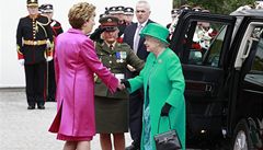 Královna Albta se zdraví s irskou prezidentkou Mary McAleese.