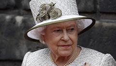 Alžběta II. omezuje cestování, nahradí ji princ Charles