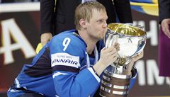 Švédsko - Finsko (Mikko Koivu slaví s pohárem pro mistry světa). | na serveru Lidovky.cz | aktuální zprávy