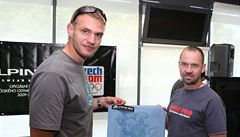 Skifa� Ond�ej Synek (vlevo) a horolezec Petr Ma�ek p�edstavili 18. kv�tna v Praze materiály, které budou pou�ity pro olympijské oble�ení �eských sportovc� na LOH 2012 v Londýn�.