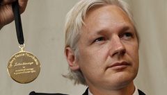 Assange dostal cenu mírové nadace