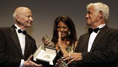 Jean-Paul Belmondo p�ebírá na festivalu v Cannes Zlatou palmu za celo�ivotní dílo