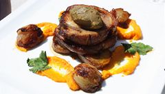 Hlavní chod. B��kové medailonky s bakla�ánovým kaviárem, glazovanou cibulí a mrkvovým pyré na bramborách s tymiánem a slaninou