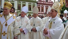V katedrále svatého Ducha v Hradci Králové se konala slavnostní bohosluba, pi ní se nový královéhradecký biskup Jan Vokál (vpravo) ujmul biskupského úadu. 