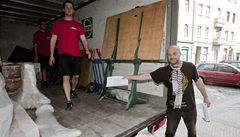 Socha� Michal Bla�ek ukazuje na zabalené sochy v dodávce st�hovák�.