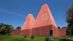 Muzeum s pyramidovými věžemi z rudého betonu v portugalském městě Cascais, 2008. | na serveru Lidovky.cz | aktuální zprávy
