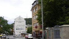 Proluka s garáemi, kde dnes stojí Triplex.