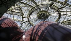 Leviatan pod 35 metr� vysokou kupolí Grand Palais.